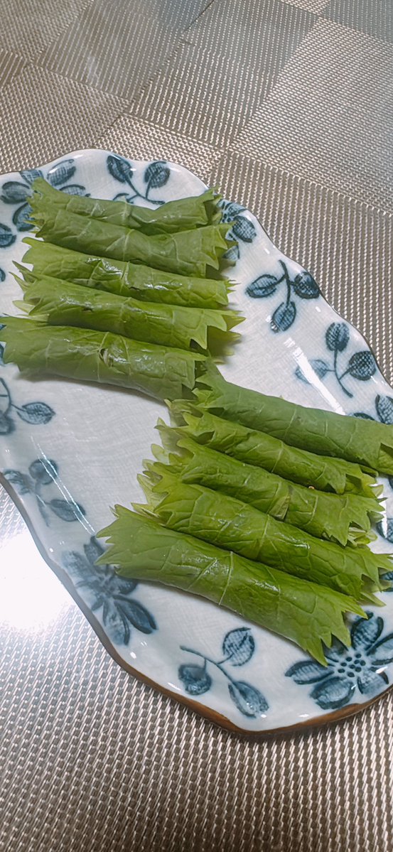 hlo_olo's tweet photo. またしそ巻きを作ったので食べ比べ
前回は揚げ焼きで今回はちゃんと揚げてみた
あと生のままも作ってみた https://t.co/hNsD50MrsJ