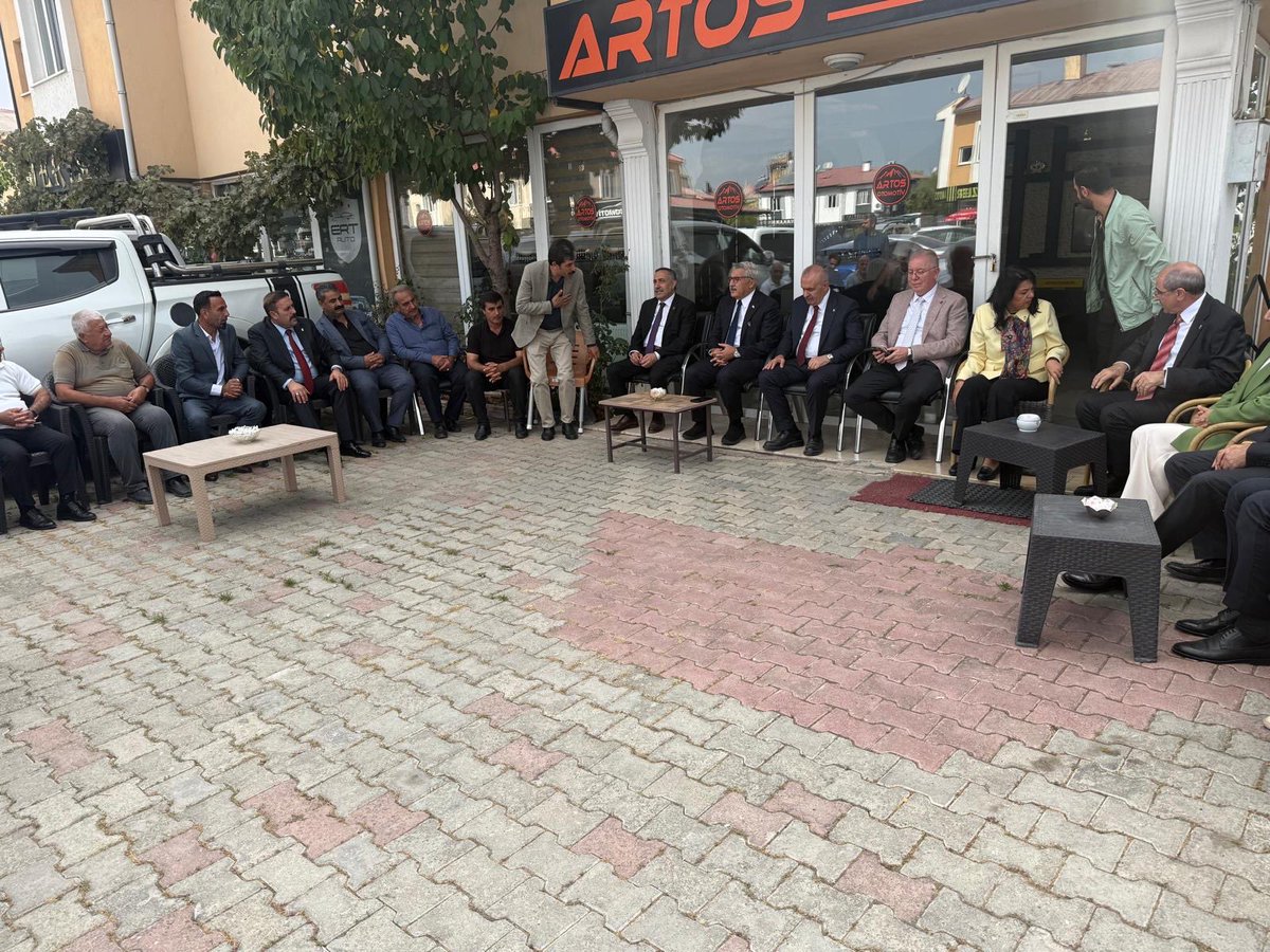 OndilKenan's tweet photo. 📍Edremit Galericiler Sitesi

Genel Başkan Yardımcımız Sn. Hüseyin Yayman, MKYK Üyemiz Sn. Ahmet Bilal Kıymaz, Milletvekilimiz Sn. Burhan Kayatürk, MDK Üyemiz Sn. Zahir Soğanda, İl Başkanımız Sn. Abdulahat Arvas il koordinatörümüz sayın Recep Aydın il kadınkoları Başkanımız Zerrin Alpaslan ve teşkilatımızın kıymetli mensuplarıyla Edremit Galericiler Sitesi’nde esnaf kardeşlerimizle bir araya geldik.

Birlik ve beraberlik içinde, kentimiz ve esnafımız için durmaksızın çalışmaya devam ediyoruz. Tüm esnafımıza bereketli işler diliyoruz. 
@Akparti 
@abuyukgumus @HuseyinYayman 
@Burhan_Kayaturk @abkiymaz 
@zahir_soganda @ArvasAbdulahat 
@Recep_ayd25 @zerrin_alpaslan
