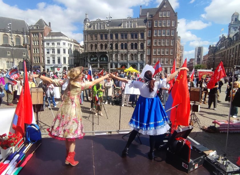 SlappendNed's tweet photo. Sta je dan in Amsterdam te zwaaien met je Sovjetvlag en Russische vlag, roepen dat je Vrede wil en geen steun aan Oekraine.
Poetinpuppets NSBers
#wnlopzondag #buitenhof Van Mierlo #WKwielrennen #Vredesbeweging https://t.co/ozgxIAVxlI