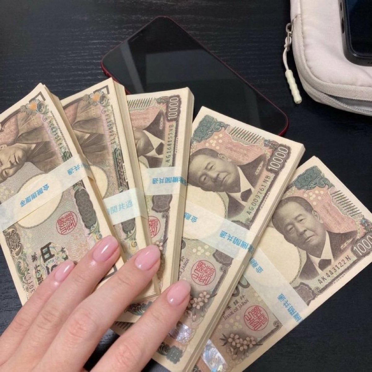 Paypayfv24's tweet photo. もし今日、あなたの銀行口座に突然1,000万円が振り込まれたとしたら……💴 生活は楽になると思いますか？ 

① はい、かなり楽になるでしょう。 
② いいえ、おそらくあまり変わらないでしょう。 https://t.co/daaPthuwiF