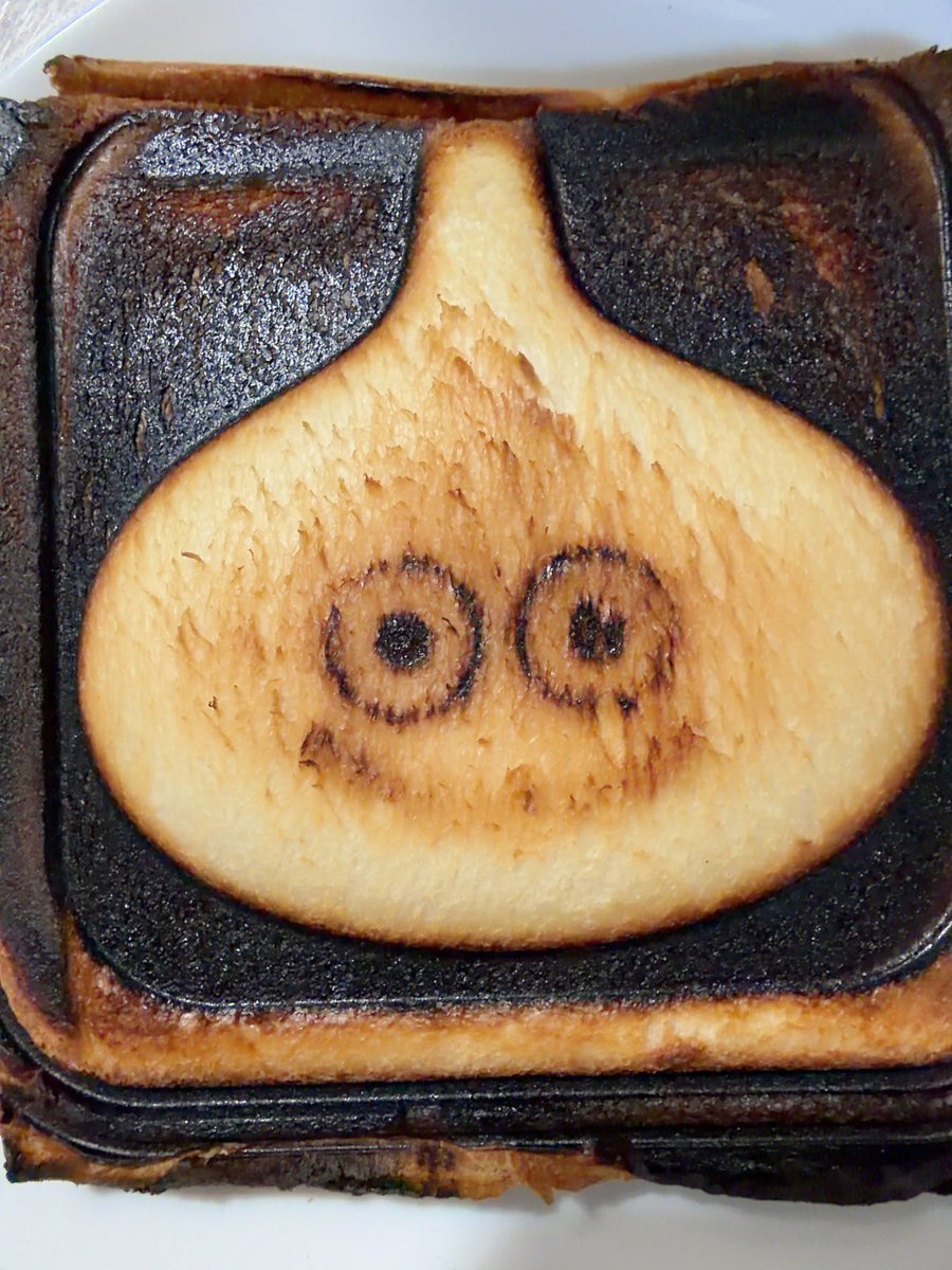 mi_mi_48's tweet photo. 🥪*
 
表と裏

焦げ焦げになっちゃったら
ホラーっぽくなった……
 
てかめっちゃ焦がしてもーた
 
スライムがあああああ
 
． https://t.co/BW2YsvhFfQ