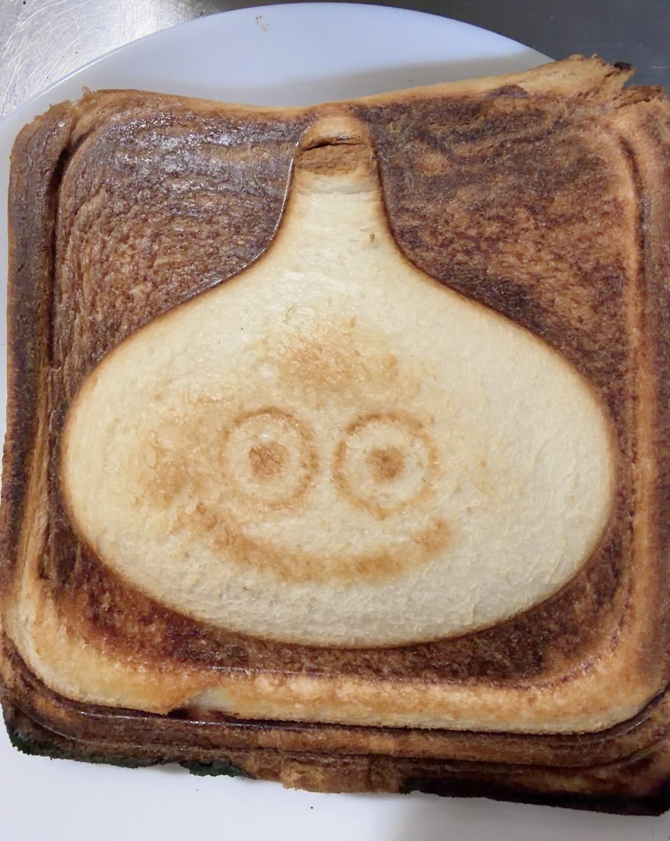 mi_mi_48's tweet photo. 🥪*
 
表と裏

焦げ焦げになっちゃったら
ホラーっぽくなった……
 
てかめっちゃ焦がしてもーた
 
スライムがあああああ
 
． https://t.co/BW2YsvhFfQ