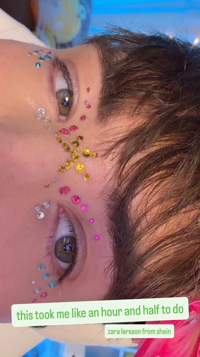 DTIBrazil's tweet photo. 🚨 Mais detalhes da fantasia de Zara Larsson na era Midnight Sun de Zac via stories! 🐬

“tá midnight sun?☀️; demorei uma hora e meia pra fazer isso, zara larsson da shein” https://t.co/87y9ETt6zC
