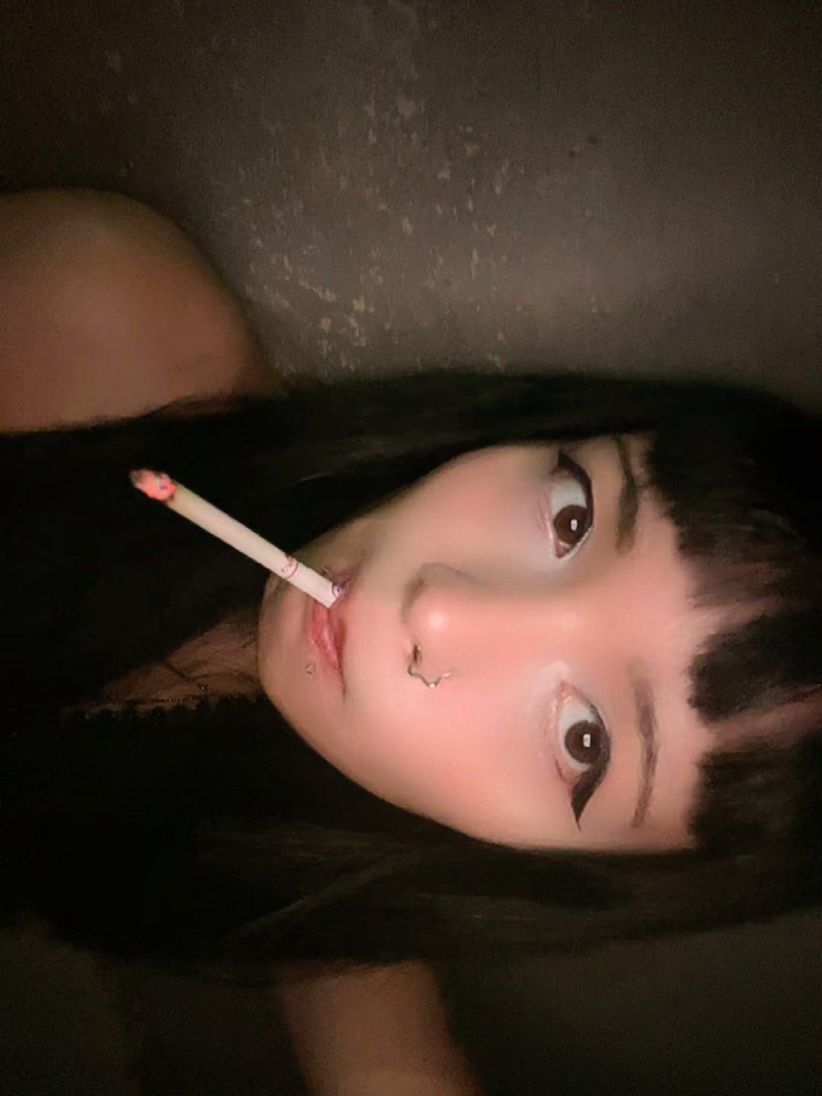maridoisxis's tweet photo. 🚬🦋 https://t.co/qPrXrkckJH