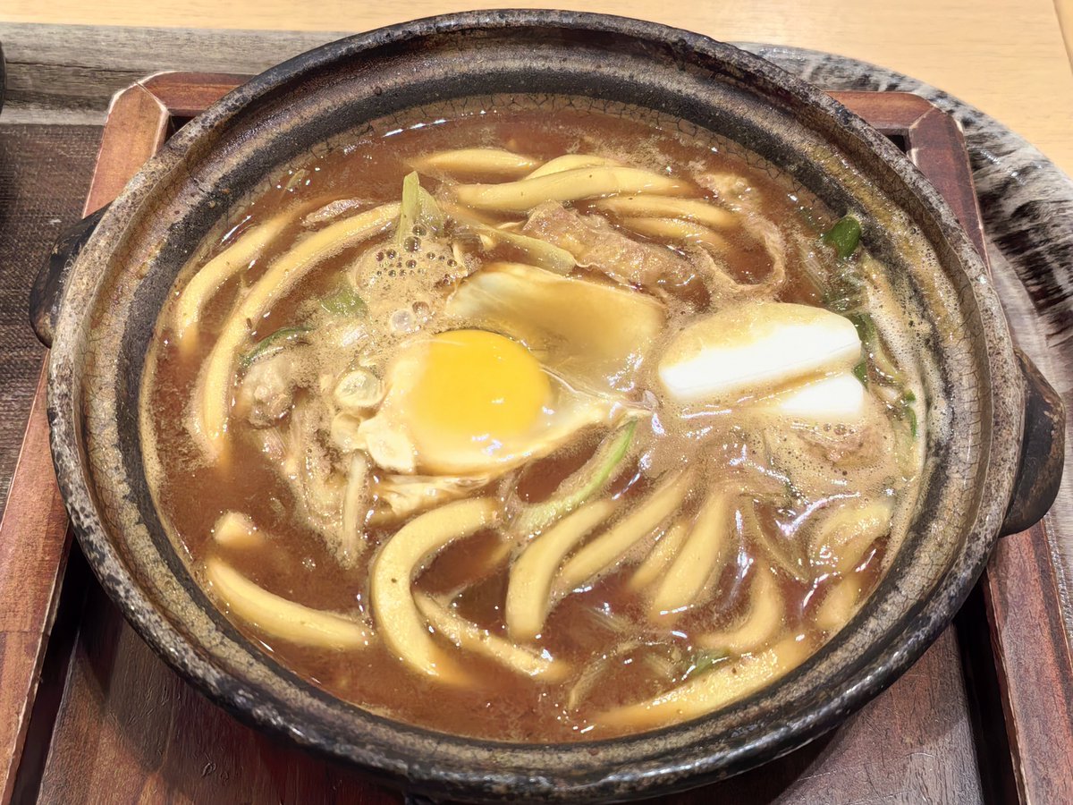 nh787's tweet photo. 親子味噌煮込み定食@山本屋本店 EXPASA御在所下り線店
高速道路SAフードコート限定メニュー(只'ω')山本屋本店らしいしっかりした噛みごたえの芯の残る味噌煮込みヽ(´ー｀)ノ豆味噌は味が濃くて良き✨ https://t.co/Y4z9qp0Dbh