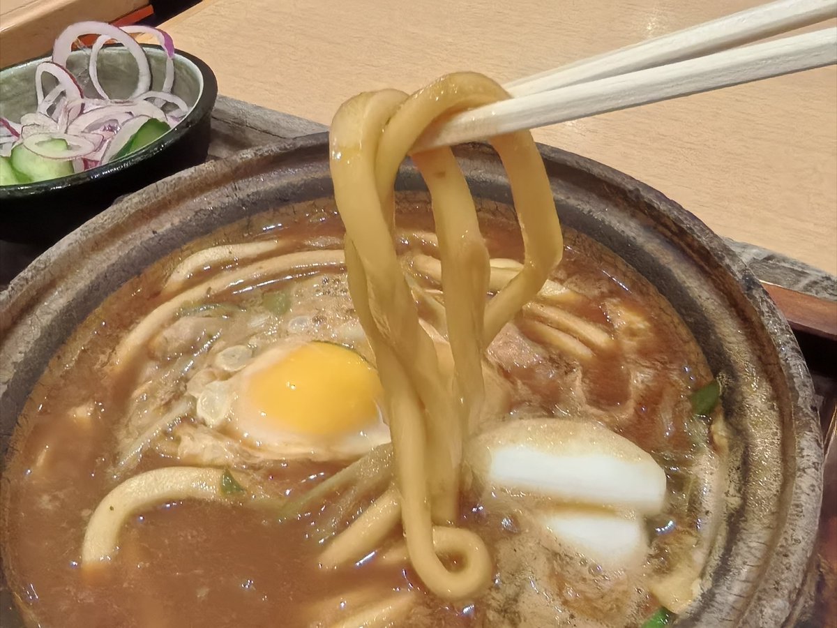 nh787's tweet photo. 親子味噌煮込み定食@山本屋本店 EXPASA御在所下り線店
高速道路SAフードコート限定メニュー(只'ω')山本屋本店らしいしっかりした噛みごたえの芯の残る味噌煮込みヽ(´ー｀)ノ豆味噌は味が濃くて良き✨ https://t.co/Y4z9qp0Dbh