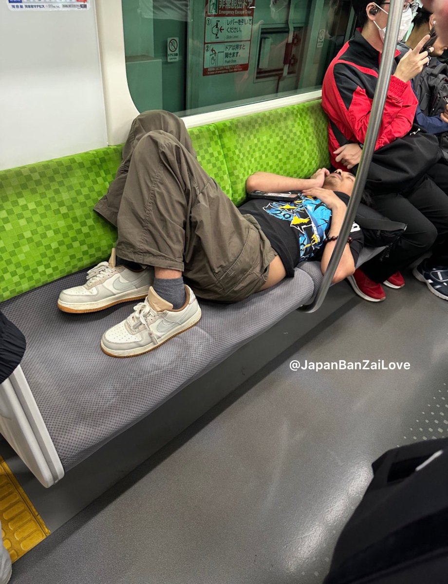 inari_shoten's tweet photo. 【またや】外国人、堂々と電車で寝っ転がり、土足で座席を汚してしまう

電車で外国人が、座席に仰向けで寝転がる。

周りには立ってる乗客もいる。

なんでこんなんばっか見かけるねん。

最近ほんま多くなった気がする。

みんなの席を、一人の寝床にせんといてくれ https://t.co/1nWdBSXirH