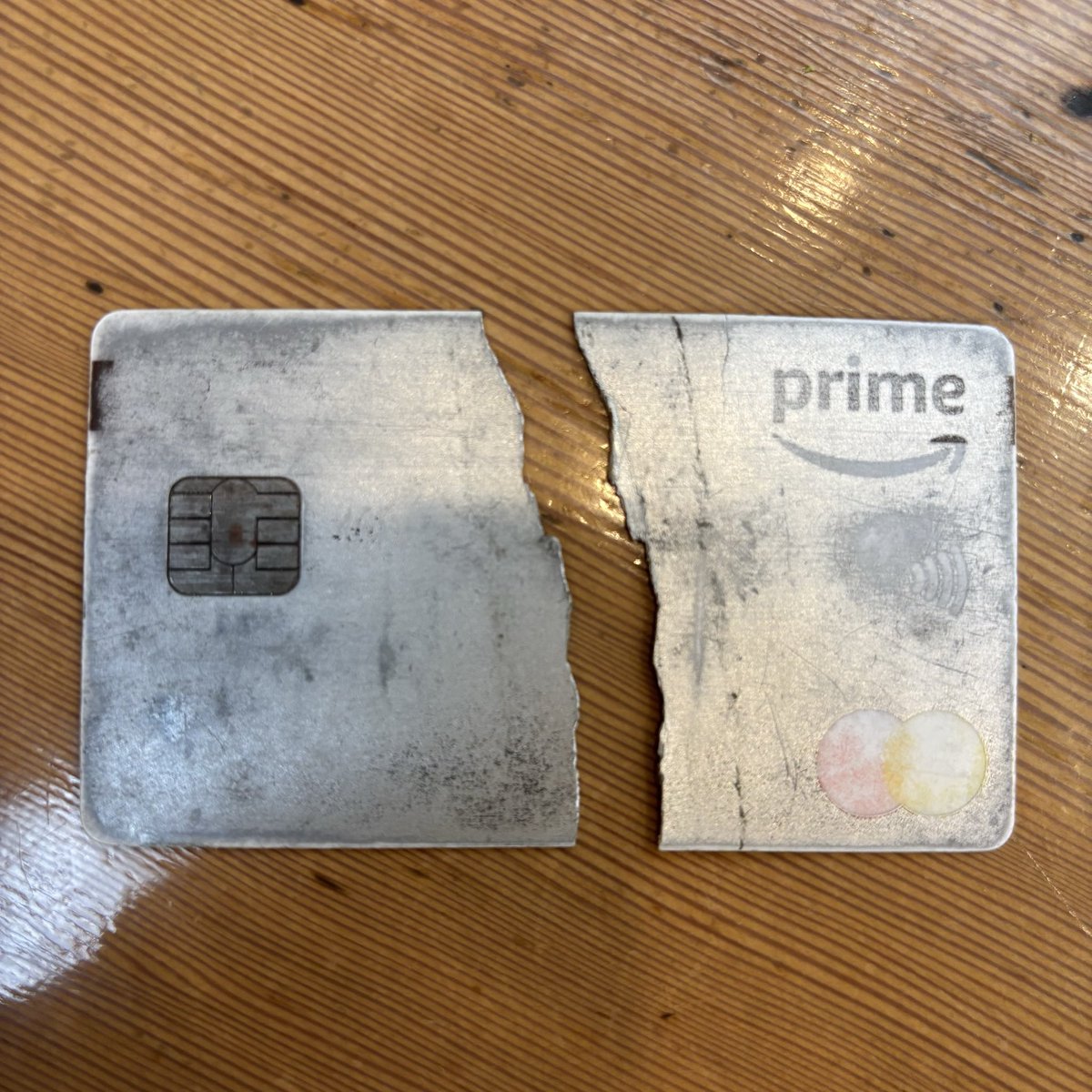 ienakin's tweet photo. これamazonのクレカなんやけど16ケタの番号もエンボスやないからかすれ消えてしもてカード番号すらわからん。タッチ決済機能も使えなくなった。これにセロハンテープ貼って使ってたんやが、飲食店のおねいが「テープ貼ってると機械が壊れる」言うから https://t.co/CKc64LNr5w
