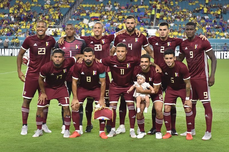kaigaiSnihon's tweet photo. 🇻🇪ベネズエラ代表が日本戦に臨むメンバーを発表💥

✅久保同僚、エレーラ/アランブル招集
✅5大リーグで活動する選手は4人だけ

▽GK
1 ホセ・ダビド・コントレラス・ベルナ(バルセロナSC)
22 ジョエル・ダビド・グラテロル・ナデル(アカデミア・プエルト・カベジョ)
12 クリストフェル・ハビエル・バレラ・カイセド(デポルティボ・ラ・グアイラFC)
32 フランカルロス・クルス・ベニテス・グティエレス(カラカスFC)

▽DF
4 ジョン・アランブル(ソシエダ)
15 デルビン・ホセ・アルフォンソ・ブリセニョ(デポルティボ・タチラFC)
28 ロマン・デイビス(バレンシアメスタージャ)
2 ナウエル・アドルフォ・フェラレシ・エルナンデス(ボタフォゴ)
3 カルロス・アルベルト・ビバス・ゴンサレス(インテルナシオナル・デ・ボゴタ)
24 ヨルダン・エルナンド・オソリオ・パレデス(デポルテス・トリマ)
25 アンドルウス・アルベルト・アラウホ・アラケ(ポリッシャ・ジトミル)
5 テオ・キンテロ(スパルタ・ロッテルダム)
14 クリスティアン・フレデリック・マクン・レジェス(PFCレフスキ・ソフィア)
27 ビアンネイデル・ナウフ・タマヨ・エスカロナ(ウニベルシダ・デ・チリ)
13 ルイス・フランシスコ・バルボ・ビエイラ(シュトゥルム・グラーツ)
26 フアン・ダビド・サンチェス・コントレラス(デポルティボ・タチラFC)

▽MF
6 ヤンヘル・エレーラ(ソシエダ)
10 ダニエル・ペレイラ(CFモントリオール)
8 クリスティアン・カセレス(トゥールーズ)
21 セバスティアン・メンドサ・イェペス(カラボボFC)
30 ニコラ・プロフェタ・カブラレス(サントスFC)
16 ウィケルマン・ホセ・カルモナ・トーレス(CFモントリオール)
18 マルコ・リブラ(ボローニャ)
7 グレイケル・テオドロ・メンドサ・バリオス(シャフタル・ドネツク)
17 エドソン・アレハンドロ・トルトレロ・トロ(アメリカ・デ・カリ)
23 イェルウィン・スルバラン(ザルツブルク)
20 ジーン・フランコ・カスティジョ・カスティジョ(アカデミア・プエルト・カベジョ)

▽FW
9 ヘスス・アンドレス・ラミレス・ディアス(チョルムFK)
19 ケビン・ヘスス・ケルシー・ヘネス(ポートランド・ティンバース)
29 ジョンデル・レオネル・カディス・フェルナンデ(武漢三鎮)
11 ジョバニー・ダビド・ボリバル・アルバラド(カラマタFC)
