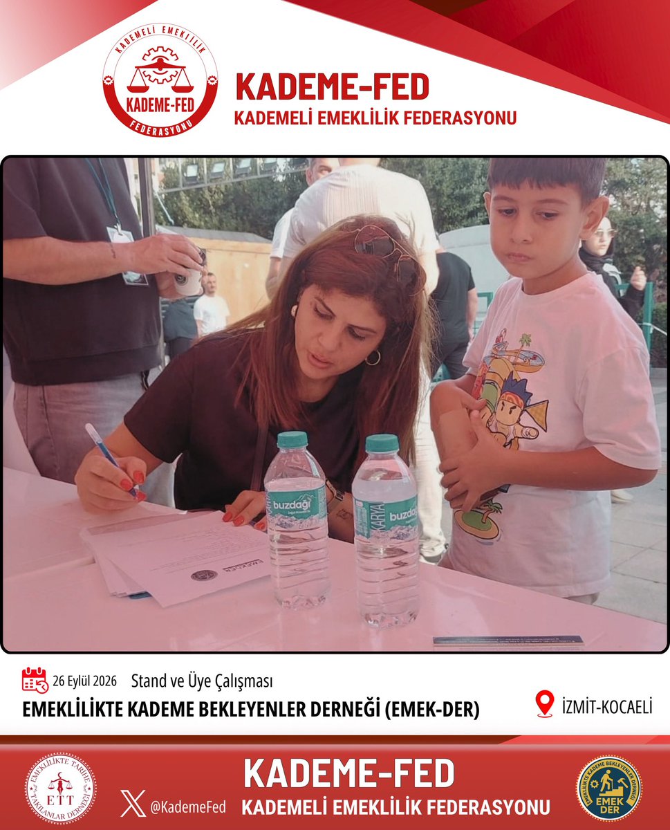 KademeFed's tweet photo. KOCAELİ’DE ADİL EMEKLİLİK İÇİN BÜYÜK BULUŞMA: EMEK-DER SAHADAYDI

EMEK-DER (Emeklilikte Kademe Bekleyenler Derneği) olarak, 26 Eylül 2026 Cumartesi günü Kocaeli’de gerçekleştirdiğimiz stand çalışmamızı başarıyla tamamladık. @EmekDerResmi 

Kademe-FED çatısı altında yürüttüğümüz saha çalışmasına; Kademeli Emeklilik Federasyonu Siyasi İşler Sorumlusu ve Başkan Vekili Coşkun Şatır, EMEK-DER Başkan Yardımcısı ve Kademe-FED Halkla İlişkiler Yöneticisi Cumhur Soyka, EMEK-DER Yöneticisi ve Kademe-FED Saha ve Organizasyon Sorumlusu Erkan Mollaoğlu, Kademe-FED ve EMEK-DER Görsel Medya Yöneticisi Ömer Özalp, Kademe-FED ve EMEK-DER Sosyal Medya Sorumlusu Canan Soyka ile EMEK-DER Yönetim Kurulu üyelerimiz Emre Düşgün,Murat Yiğit,Necdet Sivrioğlu ve Ercan Özdin katılım sağladı.

Gerçekleştirdiğimiz saha çalışmasında vatandaşlarımızla bir araya gelerek kademeli emeklilik talebimizi ve prim esaslı kademeli emeklilik modelinin gerekliliğini anlattık. Bilgilendirme broşürlerimizi vatandaşlarımıza ulaştırırken, EMEK-DER’in çalışmalarını ve mücadelemizi anlatarak yeni üyelerimizin de aramıza katılmasına vesile olduk.

Kademeli Emeklilik marşları eşliğinde gerçekleştirdiğimiz stand çalışmamız boyunca Kocaeli halkının ilgisi, desteği ve samimi yaklaşımı bizlere bir kez daha güç verdi.

Bizler, emeğin ve alın terinin karşılığını bulduğu adil ve sürdürülebilir bir emeklilik sistemi için sahada olmaya, vatandaşlarımızla buluşmaya ve mücadelemizi kararlılıkla sürdürmeye devam edeceğiz.

Birlikte güçlüyüz.
Birlikte başaracağız.

KADEME-FED
Kademeli Emeklilik Federasyonu 

@KademeFed
@EmekDerResmi
@ETTDER1999
#KademeVaktiGeldi