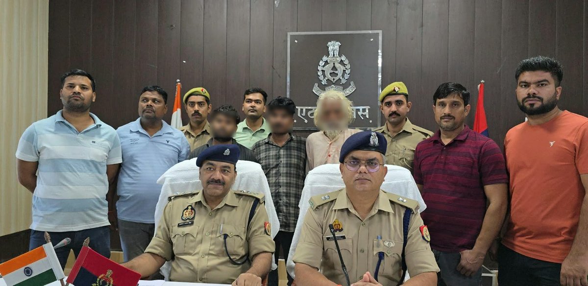 Etahpolice's tweet photo. एटा- थाना अवागढ पुलिस तथा स्वाट/इंटेलिजेंस व सर्विलांस टीम की संयुक्त कार्यवाही में थाना अवागढ़ पुलिस द्वारा करीब 05 दिन पूर्व थाना अवागढ़ क्षेत्रांतर्गत हुए दोहरे हत्याकांड का किया गया सफल अनावरण, एक 25000 रुपए के इनामिया वांछित अभियुक्त सहित कुल 03 अभियुक्त गिरफ्तार, घटना में प्रयुक्त हथौड़ी बरामद। 
#UPPolice