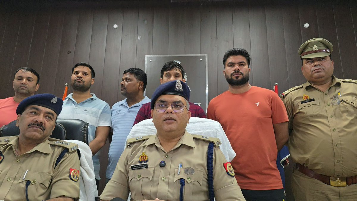 Etahpolice's tweet photo. एटा- थाना अवागढ पुलिस तथा स्वाट/इंटेलिजेंस व सर्विलांस टीम की संयुक्त कार्यवाही में थाना अवागढ़ पुलिस द्वारा करीब 05 दिन पूर्व थाना अवागढ़ क्षेत्रांतर्गत हुए दोहरे हत्याकांड का किया गया सफल अनावरण, एक 25000 रुपए के इनामिया वांछित अभियुक्त सहित कुल 03 अभियुक्त गिरफ्तार, घटना में प्रयुक्त हथौड़ी बरामद। 
#UPPolice