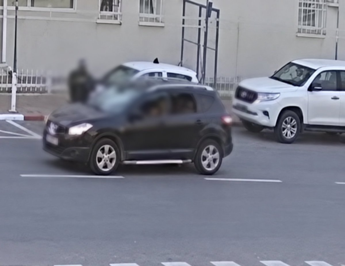NoaMagid's tweet photo. In these security camera recordings from Sderot on October 7, I’ll show you how Hamas terrorists attacked the city center and police station, fired at civilian vehicles at point-blank range - and how Israeli police fought under fire to save two little girls.

Thread 🧵 https://t.co/4pAch5wKXT