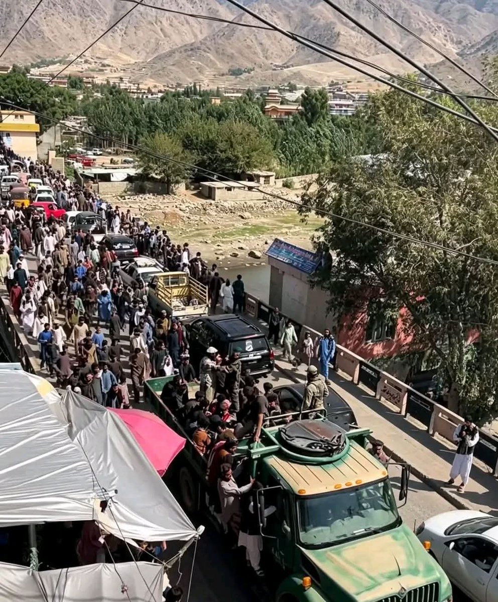 ahraar1415's tweet photo. د نورستان په برياليو عملياتو کې د شروفساد 30 تنه خاکرېز ته ولېږل شول،50 تنه ژوندي ونيول شول او باقي نور بيرته د ډيورند کرښې پورې غاړې د پاکستاني ملیشو مركزونو ته وتښتيدل.

د #نورست��ن له پیښې وروسته 
افغان دفاع وزارت ټولو هغه ځوانانو او پخوانیو نظاميانو ته چې👇 https://t.co/qFnqA2KktN