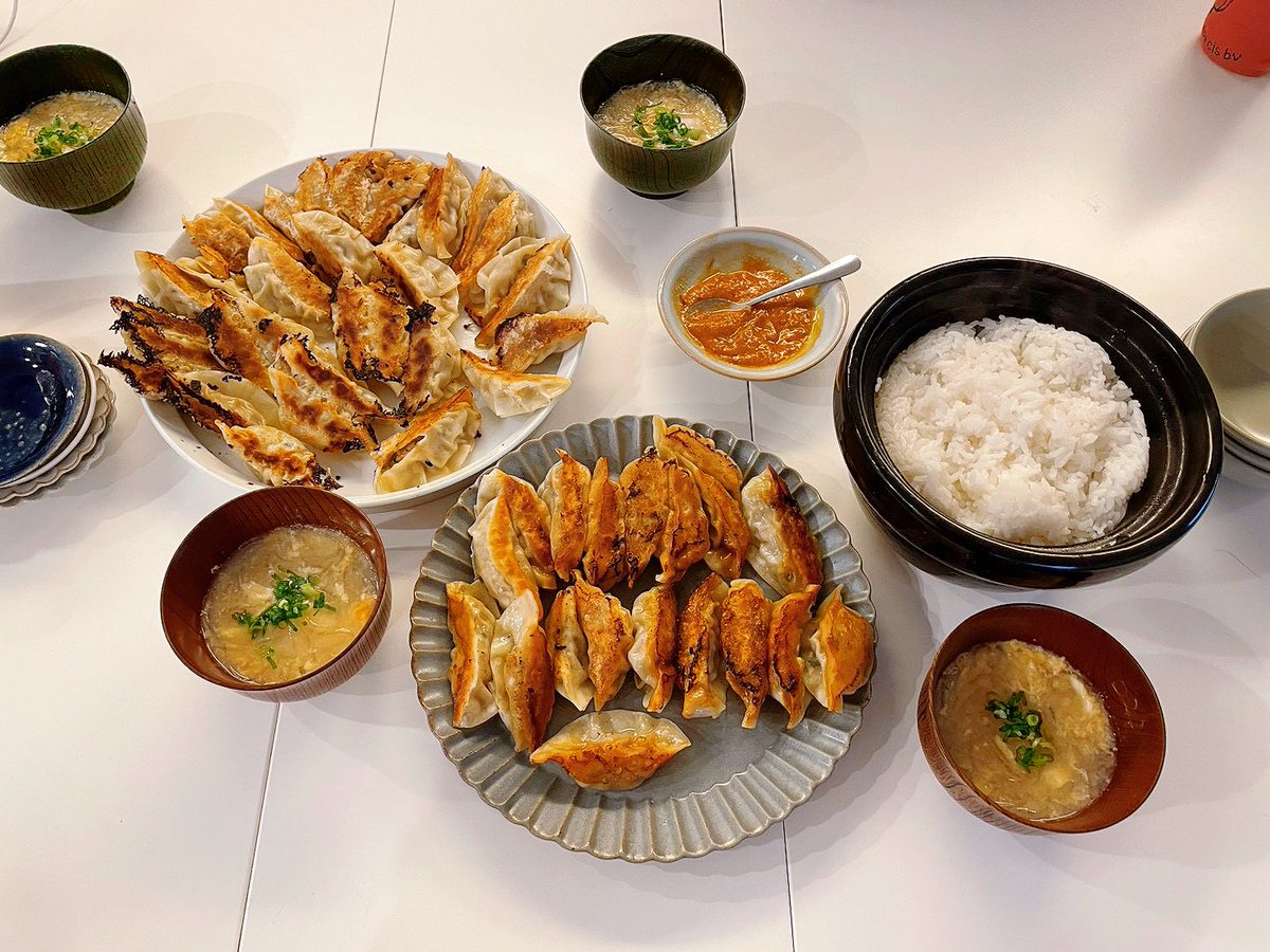 la_andromeda's tweet photo. 餃子会と猫 https://t.co/jOddtSEOYn