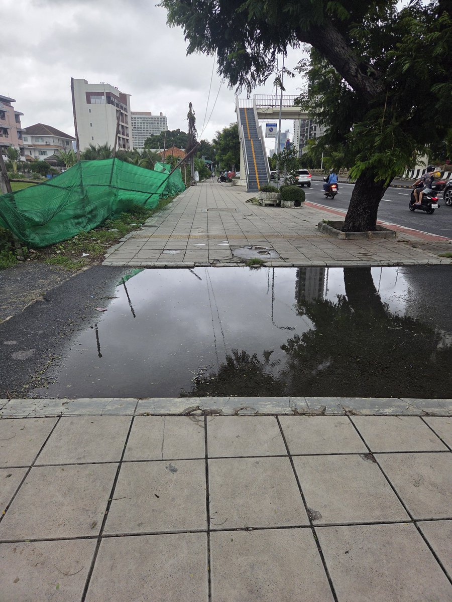 BryanKilvinski's tweet photo. @bangkoklad There are some pretty big puddles that I had to walk around #thoughtsandprayers https://t.co/eGBRbFCkSr
