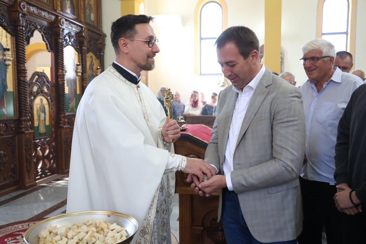 SelakG's tweet photo. Крстовдан сам провео са вјерним народом на литургији у Храму Светог Архангела Михаила у Шарговцу.

Овдје сам одрастао. У Шарговцу су моји пријатељи, кумови и комшије, људи за које ме вежу године живота и успомене. Зато ми сваки долазак у овај храм и сусрет са њима имају посебно значење.

На празник Воздвижења Часног крста молимо се за здравље наших породица, мир међу људима и снагу да останемо вјерни ономе што смо од својих предака наслиједили.