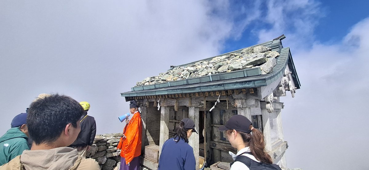 okachi09mt's tweet photo. 立山雄山神社は700円で御払いして貰えたし山頂というのもあって何だか御利益ありそうでだったなぁ https://t.co/XXkAATjdAw