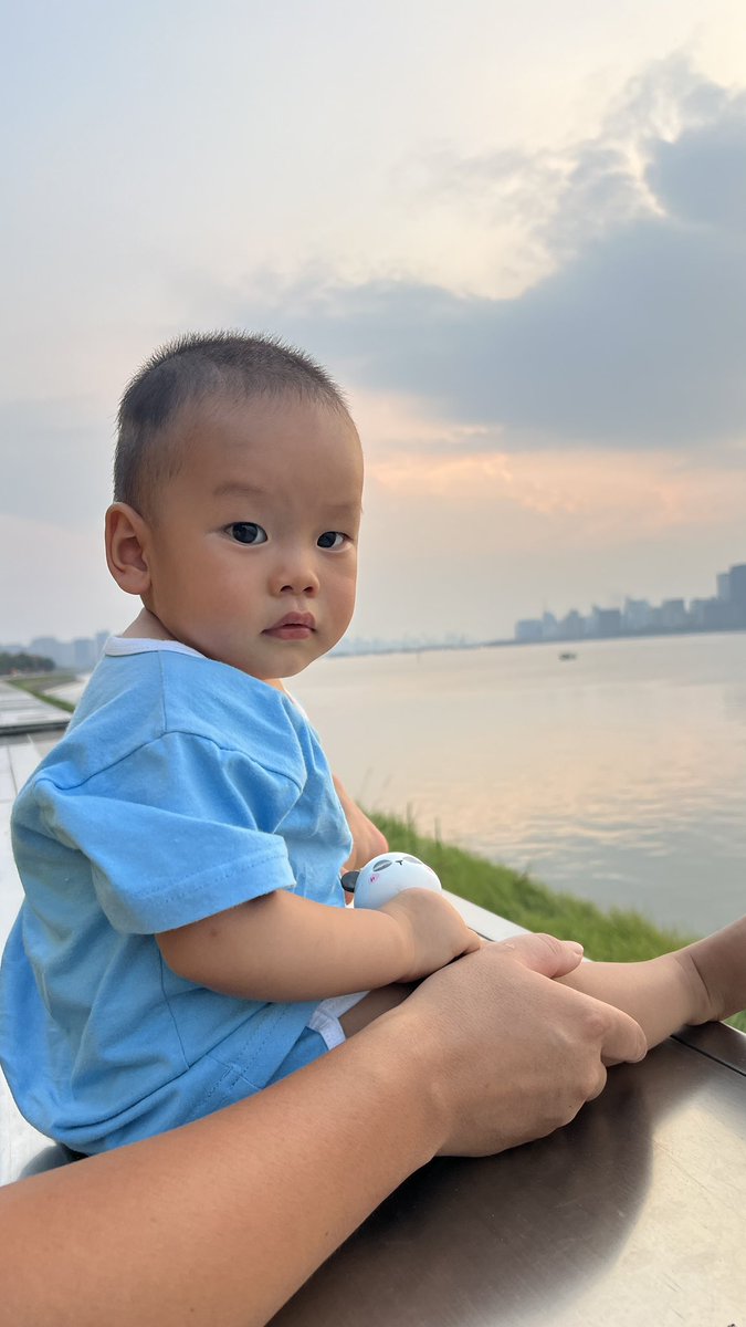 mutaoziM's tweet photo. 一个现象，现在的年轻女生真的不喜欢小孩

小小宝马上一岁，处于学说话阶段，天天叽叽喳喳咿咿呀呀，出门见到人就哎哎哎好奇地打招呼，想引起别人注意

对方的回应一般这样：

年纪大的爷爷奶奶，同带小孩的中年人，一般都会热情的回应，夸小宝可爱

年轻男生一大半会礼貌回应，挥挥手笑一笑看一眼

大部分年轻女生，就不会搭理，当做没看见