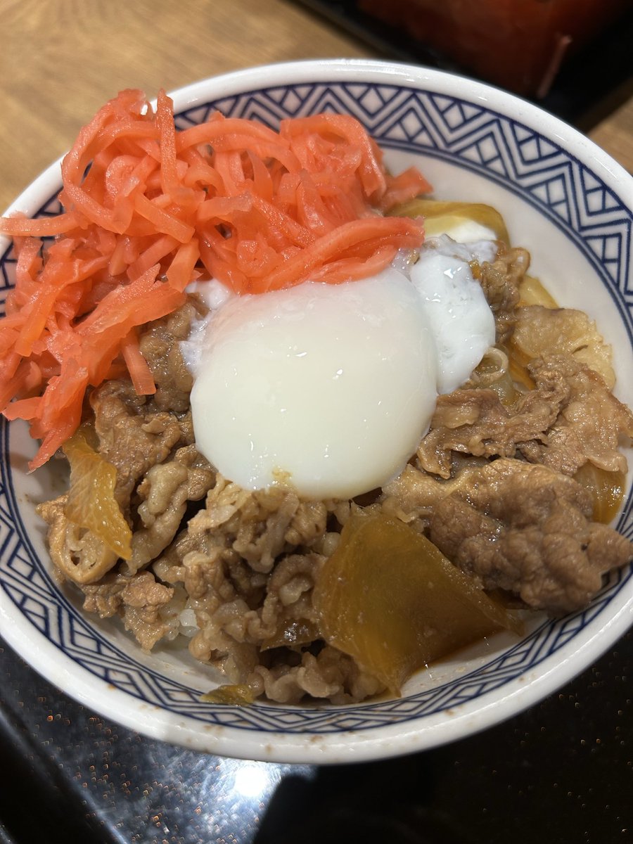 akura_nox11's tweet photo. つゆだく半熟玉子紅しょうが大盛り‼︎
うま〜〜〜
久しぶりに牛丼食べたけど、
安定の美味しさ！ https://t.co/LoQZPKdKyy