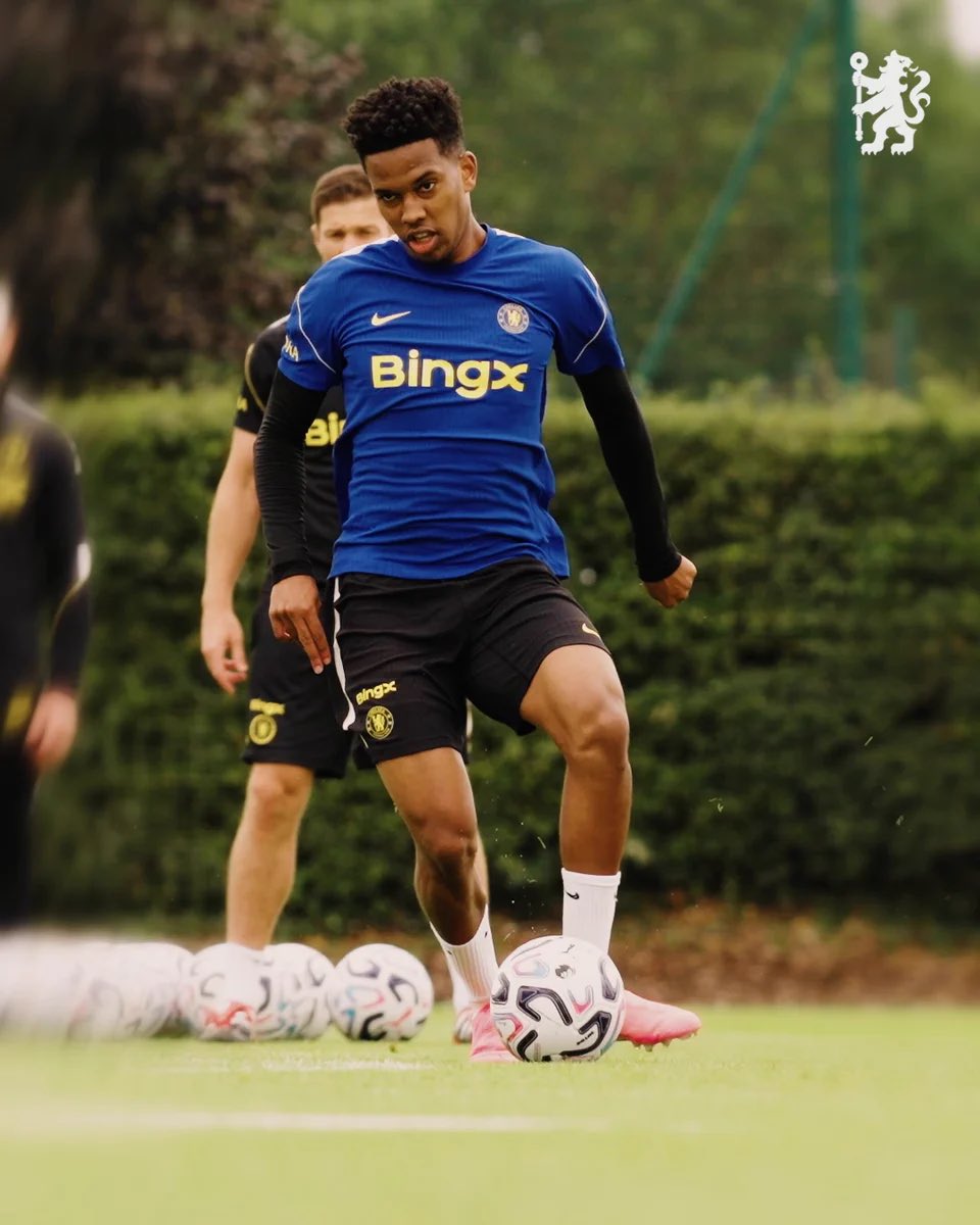 ChelsTransfer's tweet photo. A cold war has broken out between Estevao and Xabi Alonso.

Several Brazilian media indicate that there would be a series of football disagreements between the two. Estevão considers that his natural evolution is to leave the right wing to play inside, but this is Cole Palmer's area of influence. 

At the same time, Estevao is not willing to continue gaining muscle mass, as he already did in his first course in England, because he fears that he may end up losing skill, which is his best offensive weapon, and speed.

(via @sport)