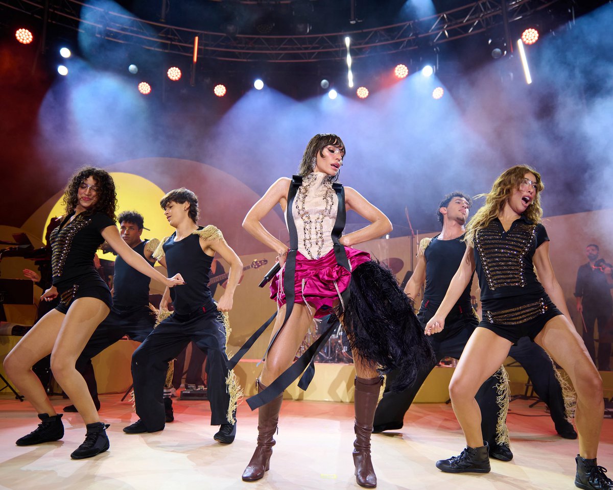 iedpop's tweet photo. GÜLŞEN’DEN HARBİYE’DE KAPALI GİŞE KONSER! 🔥🎤

Gülşen, Harbiye Cemil Topuzlu Açıkhava Tiyatrosu’nda biletleri günler öncesinden tükenen konseriyle İstanbullularla buluştu. Yaklaşık 2,5 saat sahnede kalan sanatçı, sevilen şarkılarını binlerce kişiyle birlikte söyledi.

Dansları ve sahne performansıyla gece boyunca enerjiyi yüksek tutan Gülşen, konser için Sudi Etuz imzalı iki farklı kostüm tercih ederek sahnede iki farklı görünüm sergiledi. ✨❤️‍🔥