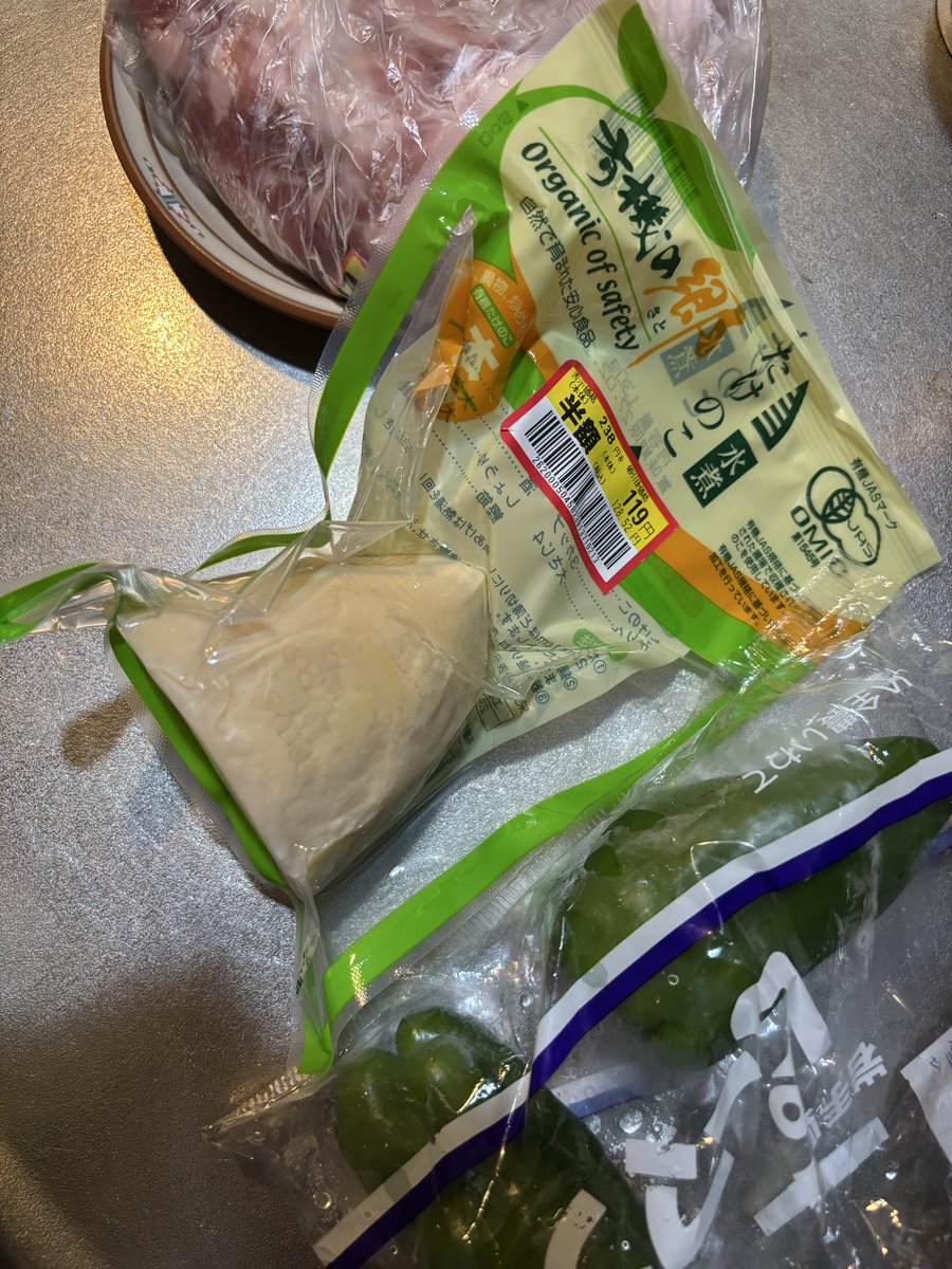 ririyuki1's tweet photo. 半額のたけのこの水煮
賞味期限もだいぶ先なのに
なんで安いのって思ったら

ニュースでみた
なんだかよろしくないものが入ってるっていう事で
売れ残ってるから半額なのかしら

夕飯作りますかね
ゴダイゴでもかけながら https://t.co/YmL3w2nzr2