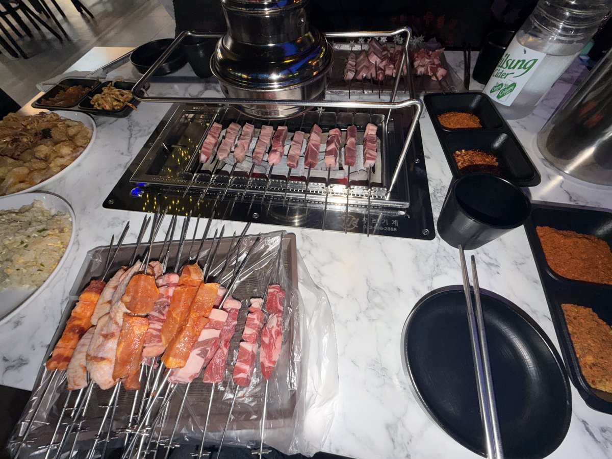 stlwitu's tweet photo. 양꼬치먹으러옴
#팀코리아너네는못먹겟지
금메달따고오몀먹을수잇음 https://t.co/RhcHb4OfRD
