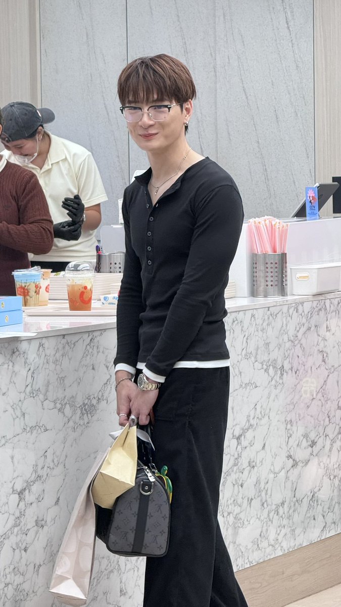 epmpall's tweet photo. 🐢 ผมคิดว่าถ้าผมใส่บ้าง ผมจะโคตร Masculine แน่ๆ คือผมเท่ชัว แบบเสื้อแบบรัดกล้าม แล้วก็แบบใส่กางเกงสแล็ค ให้มันมีความเป็นออลแบล็คแบบ ผมต้องเท่ชัว คือเรฟมันมาแบบนั้นอ่ะ เรฟมันเท่อ่ะ ตอนออกจากบ้านก็รู้สึกอยู่นะ เออมันก็เท่ดีนะ ทำไมมันกลายมาเป็นแบบนี้ได้ล่ะ  ทำไมมันเคะขนาดนั้น 

ก็บอกแล้ว มันเคะที่ตัวใช่เสื้อผ้า 555555555555555555555555