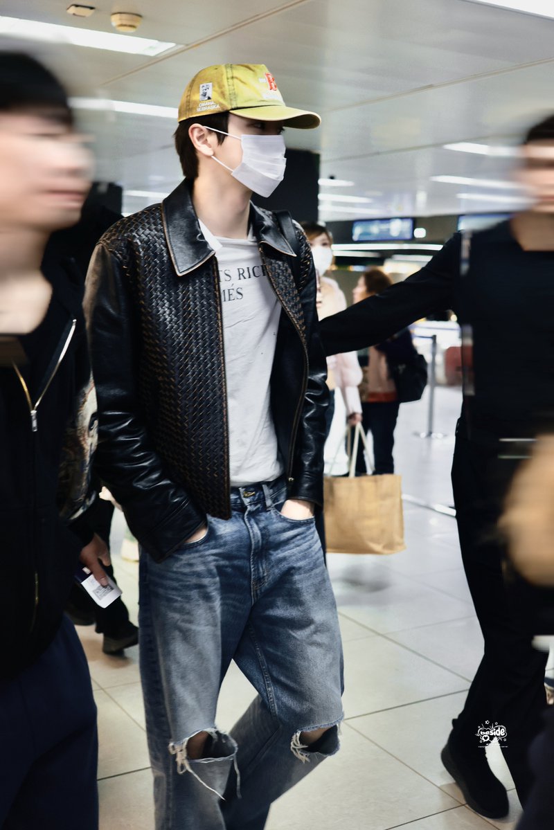 xvanpx_'s tweet photo. ซองชานเหมือนหลุดมาจาก lookbook ของ bottega เลยอะ this man was BORN to wear bottega 🧎🏽‍♀️🧎🏽‍♀️🧎🏽‍♀️ https://t.co/EgK6XStxas