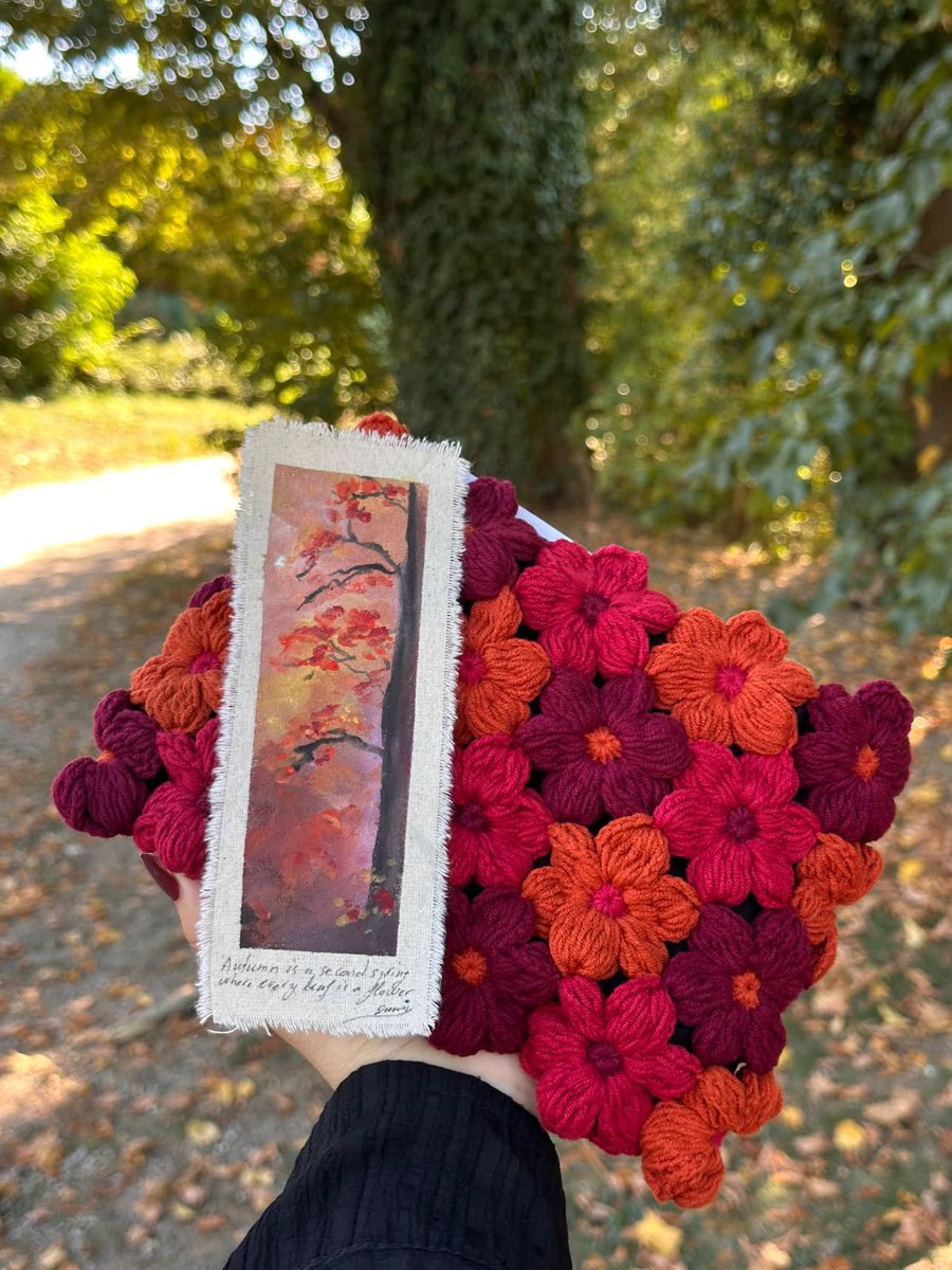 oumipalette's tweet photo. Tentez de gagner un magnifique marque-page fait par mes soins et une pochette livre par la meilleure crochetteuse au monde, concours disponible sur insta🍂 https://t.co/Wnmm1o6ulm