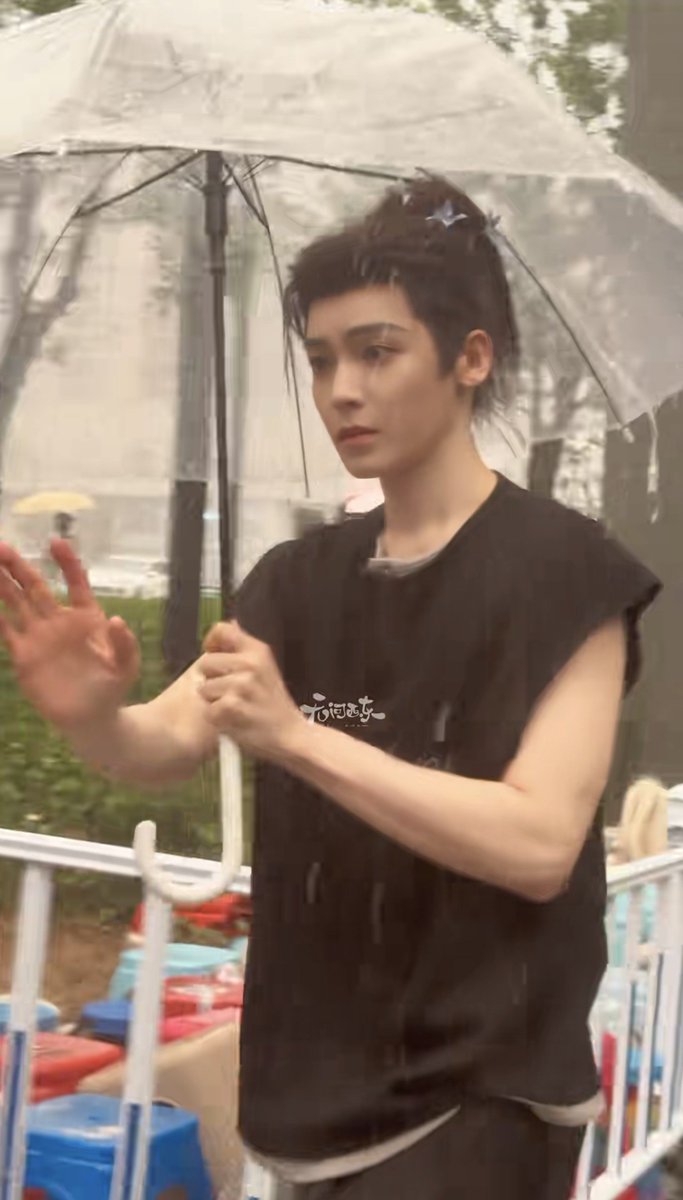 bambbhlight's tweet photo. 260927 | #rongchenzi day 67 
 
stepping out in such heavy rain the flower boy makeup is all smudged!!🪻but hes still greeting everyone &amp; reading the fan boards dearly!!🥺
#houminghao #loveintheshell https://t.co/j3JXdkhZNy