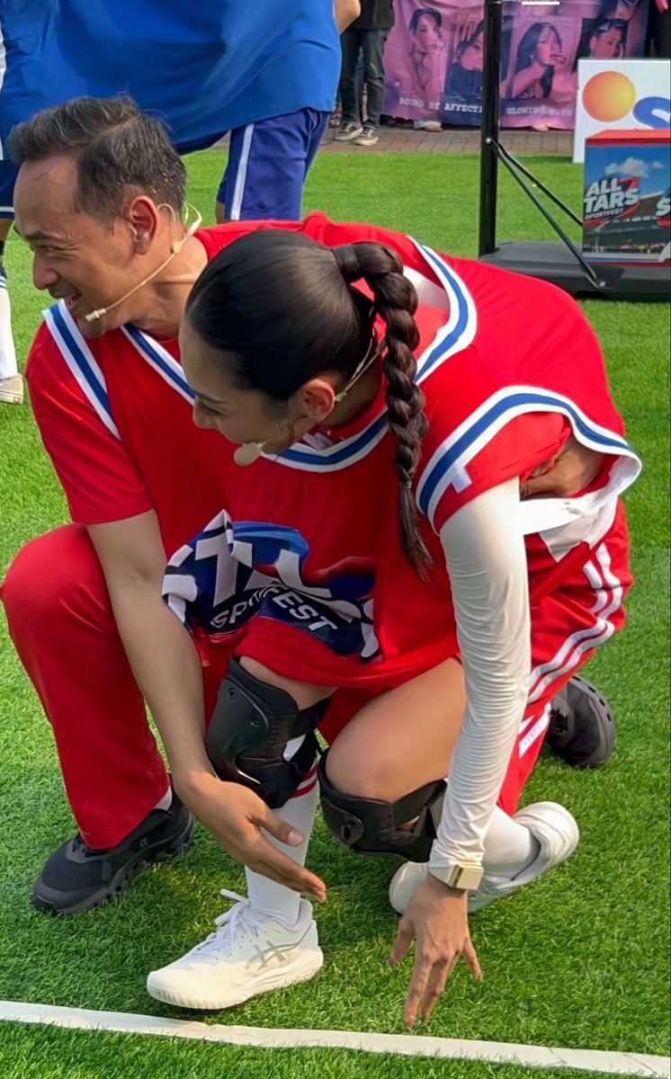 shacrive's tweet photo. DAVIN MAHESA, THE HAND PLACEMENT PLEASE..?? 🫠🫠❤️ #wcyl #sportfest https://t.co/SfqG4Z90GO