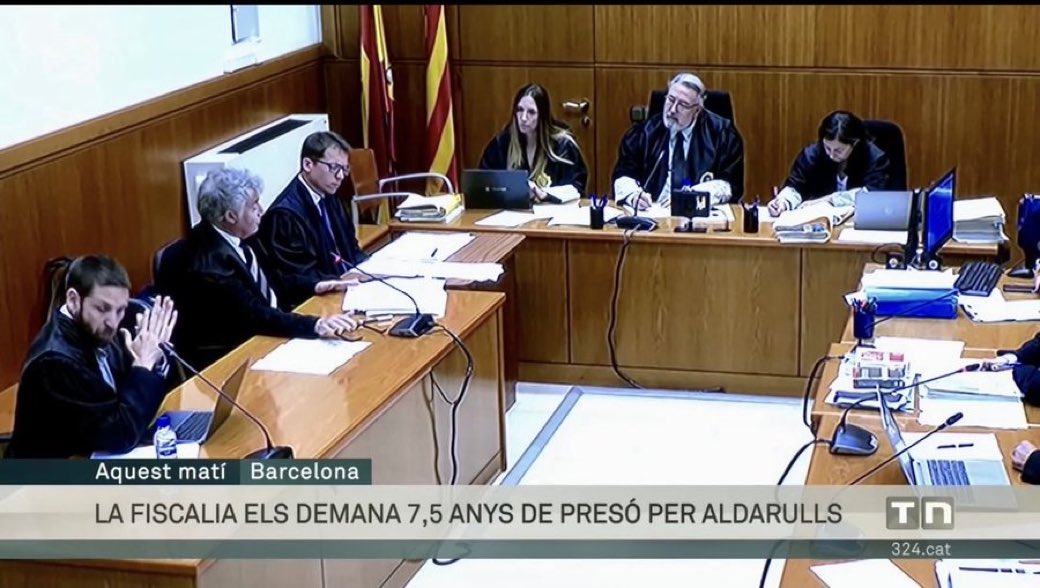 Rosell_Advocat's tweet photo. Fan sortir els seus votants al carrer amb el Tsunami, diuen que “si van amb la cara tapada no son dels nostres”, tot seguit els hi envien els mossos a hostiar-los i detenir-los, els lliuren a la justícia espanyola, on “hi faran d'acusació”, Els q ho critiquem i els defensem ens diuen tòxics i “caïinites”i encara hi ha que els tornarà a votar.  
S'ha de reconèixer que els líders processistes són els putos amos.