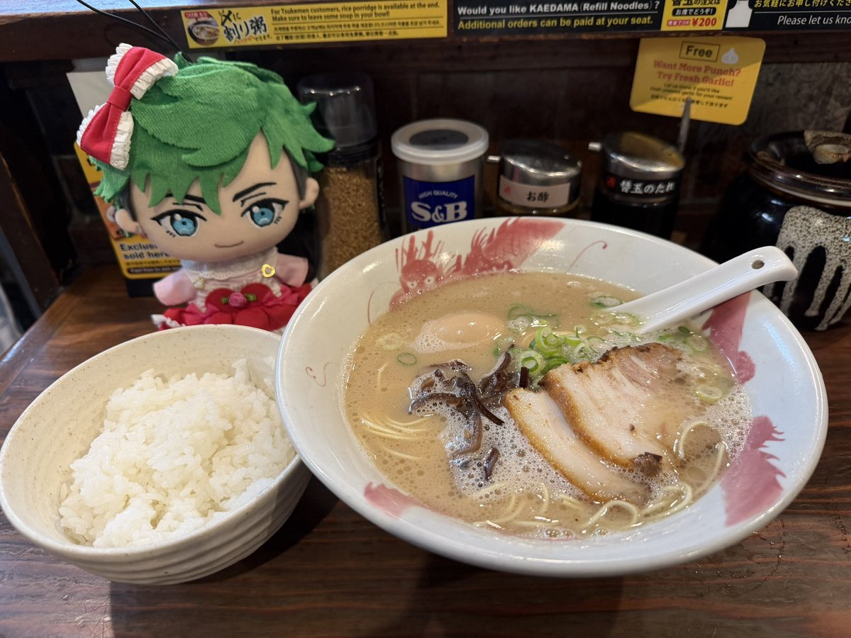 tks_mp's tweet photo. わたし「ジュイスうちに来てくれてありがとうな、おばちゃん可愛い服いっぱい持ってるさかい、カフェでも行って映えよか」

ジュイス「いいぜ。カフェで最高の写真を撮らせてやるよ」

わたし「その前にちょっとラーメン食べるな」

ジュイス「あぁ、腹ごしらえは必要だ」

わたし「ごめんジュイス、替え玉したらお腹いっぱいなってもうて…カフェは中止や」

ジュイス「…………」