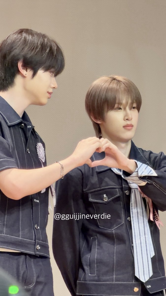 gguijjineverdie's tweet photo. 아 영상 돌려보다가 너무황당한걸발견햇어ㅜㅜ
마사토 마노한테 장난치고 아무것도안한척하는거
진짜너무황당하고웃김…… https://t.co/9jr0xkxgOA