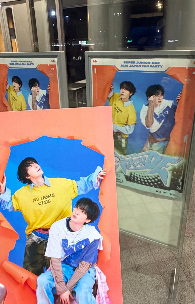 amecomyuki's tweet photo. シンドン〜！！！
　ディエニ行ったのに第一声がシンドンなのごめんだけどシンドン〜好きだー😭😭 でもまじ痩せててびっくりした。ドンヘを支えられないなんて……ちょっと寂しい💦
　出てきてｽｯ…とあのふたりの間に入れるのさすがだし、主役たちにﾁｪﾐｵﾌﾟﾀ〜連発するのもさすがだし、B.A.Dはヘウンも動きを止めて見ちゃうほどだし、去るときに自分のケーキを「これは……？」って感じでじっと見ながらすれ違おうとしてるのも可愛かったし、シンドンのマツケンサンバ見られて大往生だし（🍋のときは2回見せて、といったのにサンバのときは一度でよかったのかっこよかった）、とにかくシンドン出てるあいだずっと面白すぎた。来てくれてありがとう。祝えてよかった！センパやってほしい。
　舞台で踊るの久しぶりだわーと言いながら3人で舞台にいるのが楽しすぎたのか、
🐼「俺はODEに来なきゃじゃない？ LSSはLが抜けたから｣
　って、貴方が貸し出しましたけどー！？ ちゃんと来年あたりL回収してくださいねお願いします🥺🙏
　
　ディエニはMCさんにも
🎤「何この時間……見つめあってる時間？｣
　と言わせるほどふたりの見つめ合い待ち時間あってよかったですね。ドンヘに見つめられたヒョクが照れて何度も何度もキャッキャしながらゲーム失敗してるあいだは、「トゥトゥルール トゥトゥルール 何この時間帯｣（by秋山）の曲ずっと頭流れてた。また見に行こうあの時間帯

(朝起きたら10人のドンヘに囲まれてる、はどんな人が考えたシチュなのか顔見せてほしい。なんか贈るから)

#DONGHAE #EUNHYUK #SHINDONG 
#동해 #은혁  #신동