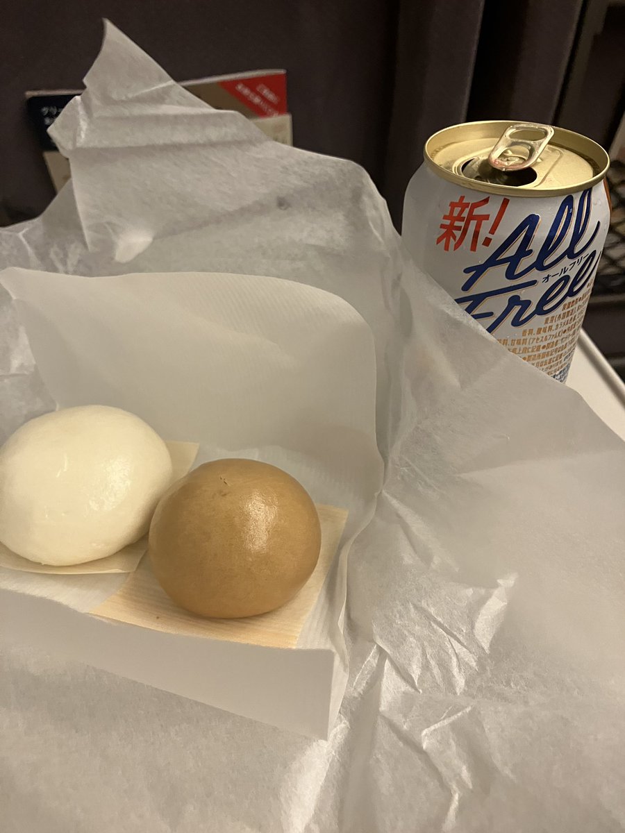 sonce_kantou's tweet photo. 観能のハシゴ
目黒、喜多流では、正面真ん中の良いお席でびっくり‼️評論家の方にご案内する席との事、心して鑑賞しました。青山では師匠の善知鳥、、深い悲しみの悲劇なのに美しい、、なんなんでしょう。。お腹すいてヒガシヤの酒饅頭 https://t.co/VB49fg4bHL