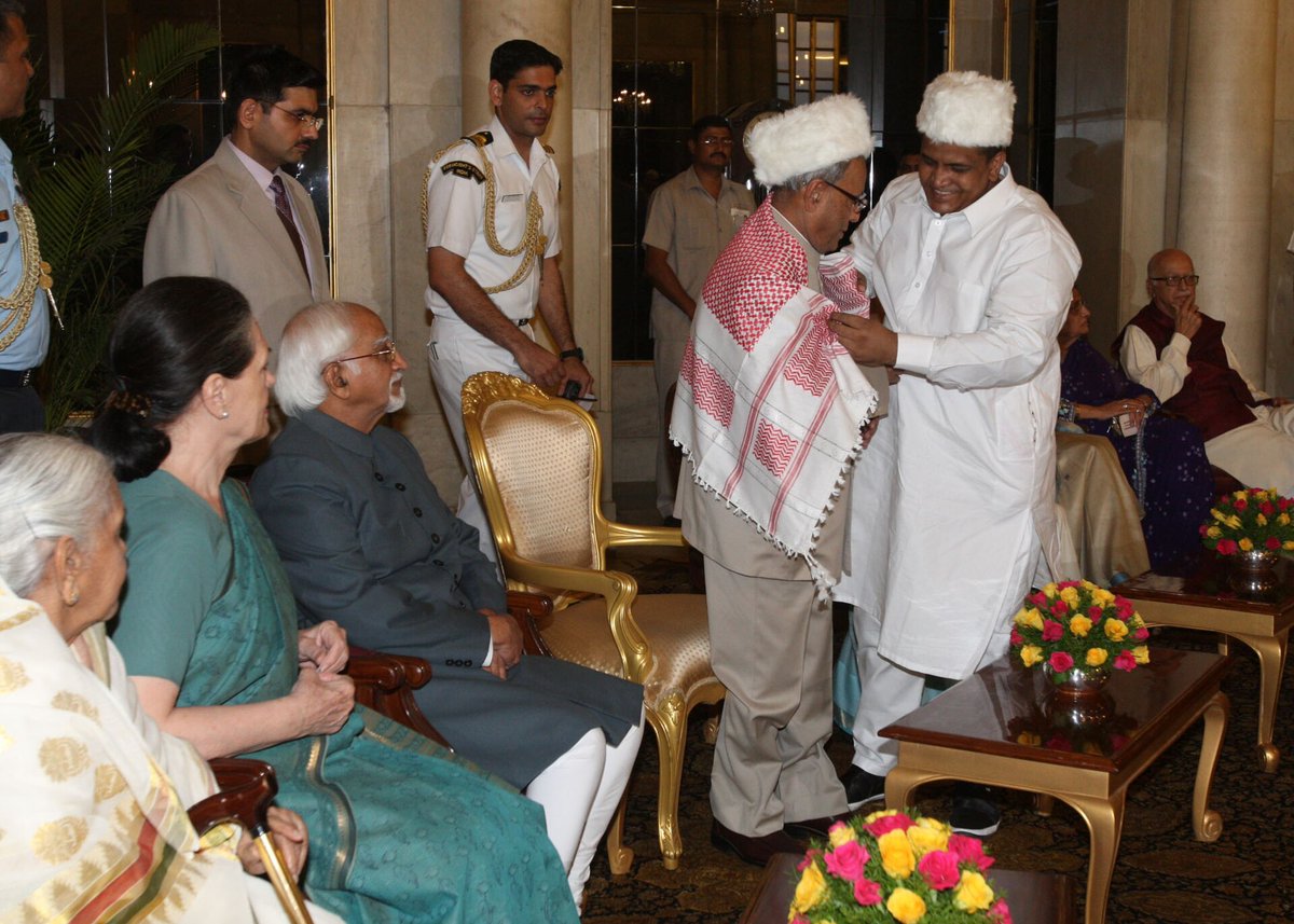 Profdilipmandal's tweet photo. पहले राष्ट्रपति भवन में बड़ी-बड़ी इफ्तार पार्टियां हुआ करती थीं। राष्ट्रपति एपीजे अब्दुल कलाम ने 2002 में इन्हें बंद करवा दिया था। इफ्तार पार्टियों, बिरयानी, कबाब आदि पर होने वाला खर्च अनाथालयों में भोजन, कपड़े और कंबल बांटने पर खर्च किया गया।

 2007 में राष्ट्रपति प्रतिभा पाटिल के कार्यकाल में ये पार्टियां फिर शुरू हुई. राष्ट्रपति प्रणब मुखर्जी ने इसे जारी रखा।

2017 में राष्ट्रपति रामनाथ कोविंद ने आते ही इसे फिर बंद कर दिया।  महामहिम राष्ट्रपति द्रौपदी मुर्मू के कार्यकाल में भी यह बंद है।

राष्ट्रपति भवन को धार्मिक आयोजनों से दूरी रखनी चाहिए। नि��ी तौर पर जिसे जो करना हो, करे।

- 2012 की इफ्तार पार्टी का एक नजारा.