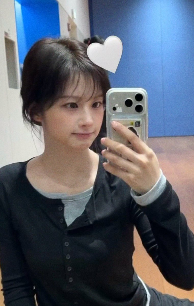 eunnko's tweet photo. 블랙업 레이어드 티셔츠 다들 사셨으면..

소매길고 + 허리 싹 잡아줌 기장도 짧지 않아서 
없던 허리를 만들어줌 < 스트체형 ㄹㅇ강 추 https://t.co/KXJ9GDBsBZ