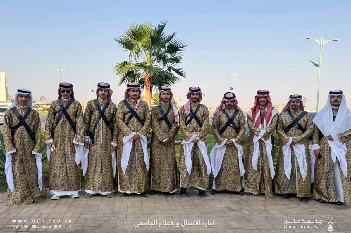 _UOH's tweet photo. استقبلت #جامعة_حائل صباح اليوم طلابها وطالباتها عند مداخل وبوابات الجامعة، عبر فرق من عمادة شؤون الطلاب، قدّمت خلالها التهنئة بـ #اليوم_الوطني_السعودي ، وهدايا رمزية تعبّر عن فخر الجامعة بأبنائها، وشراكتهم في صناعة مستقبل الوطن
 #عزنا_بطبعنا https://t.co/E5wmebHzj0