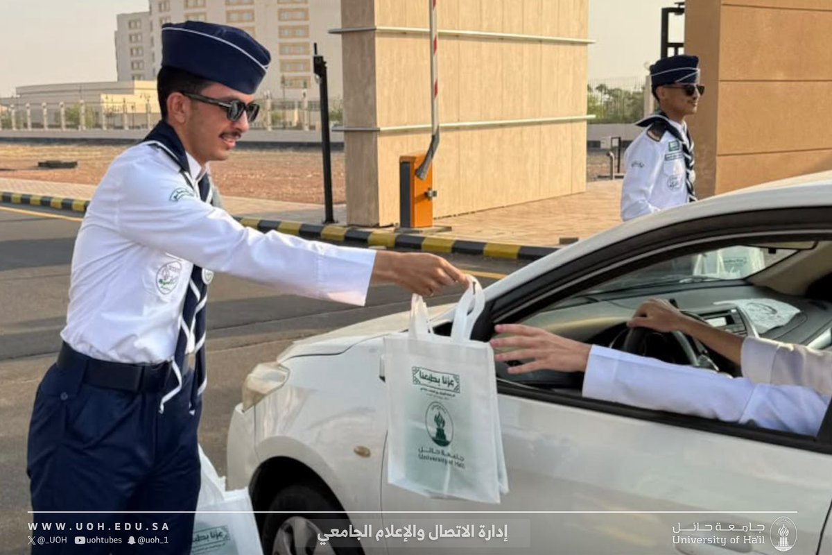 _UOH's tweet photo. استقبلت #جامعة_حائل صباح اليوم طلابها وطالباتها عند مداخل وبوابات الجامعة، عبر فرق من عمادة شؤون الطلاب، قدّمت خلالها التهنئة بـ #اليوم_الوطني_السعودي ، وهدايا رمزية تعبّر عن فخر الجامعة بأبنائها، وشراكتهم في صناعة مستقبل الوطن
 #عزنا_بطبعنا https://t.co/E5wmebHzj0