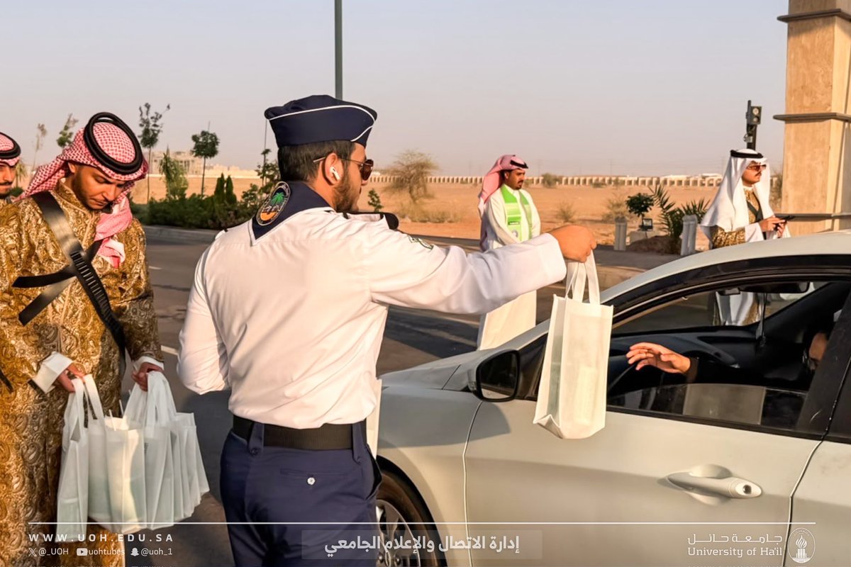 _UOH's tweet photo. استقبلت #جامعة_حائل صباح اليوم طلابها وطالباتها عند مداخل وبوابات الجامعة، عبر فرق من عمادة شؤون الطلاب، قدّمت خلالها التهنئة بـ #اليوم_الوطني_السعودي ، وهدايا رمزية تعبّر عن فخر الجامعة بأبنائها، وشراكتهم في صناعة مستقبل الوطن
 #عزنا_بطبعنا https://t.co/E5wmebHzj0