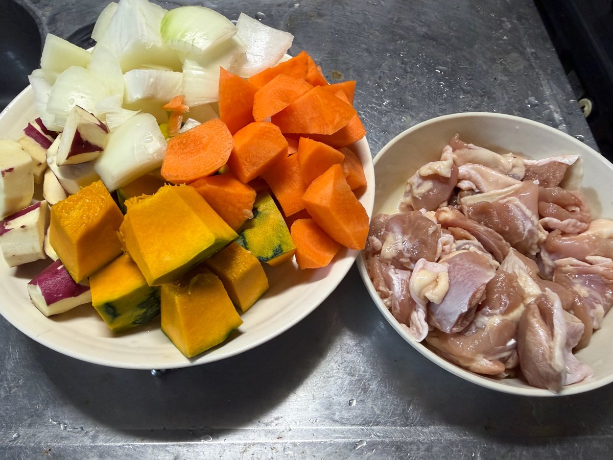 team_yoked's tweet photo. 歯医者も終わり、帰宅して夕飯作り！

かぼちゃとさつまいものクリームシチュー、鶏肉のから揚げ、簡単な煮物を作りましょう… https://t.co/IlFm8b9un7