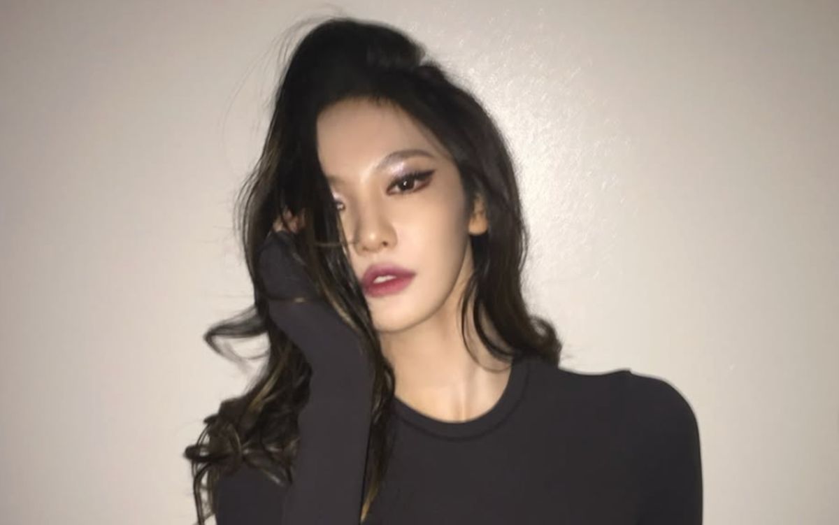 Seraklis's tweet photo. Ningning, thành viên aespa sinh năm 2002, lại gây sốt với loạt ảnh hậu trường mới đăng tải. Nữ thần tượng nổi bật trong thiết kế áo crop top đen ôm sát, tôn vinh đường cong chữ S và vòng eo thon gọn. https://t.co/cmNB8h3kXF