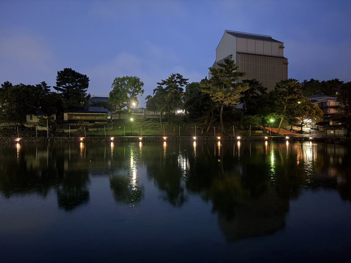 himawari3352's tweet photo. 図書館でいろいろ調べ物をして出てきたら、すっかり暗くなってた！

秋が来たんやなぁ〜🍂 https://t.co/oNWR5FSPlx