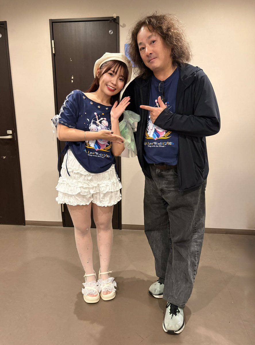 _YURiKA29_'s tweet photo. #KSL2026 

バンドメンバーのみなさん
素晴らしい演奏ありがとうございました！
そして本当にお疲れさまでした、、！！

Key森藤さんは「夜奏花」音源のレコーディングも担当されています！

実は、「1番をまるっとフリーで歌って、
2番のアニメ映像に繋げよう」というのは当日のアイデア。
クリックもなし、豊洲PITの広い空間で
森藤さんとお届けできました。

アニメも経て、サマポケとサマポケを愛するみなさんと共に歩んできた8年間が
昨日のステージに続いていた気がします。

もちろん「青き此方」への思いも同じ。
識ちゃんの為にもっと歌っていきたいですし🍙
動く識ちゃんが沢山見たい！！（大声）

写真はゆい子さんも一緒に🌾♡

▼Band member
Key森藤晶司
Dr今井義頼
Gt大橋英之・森本隆寛
Ba鳴瀨貴喜
