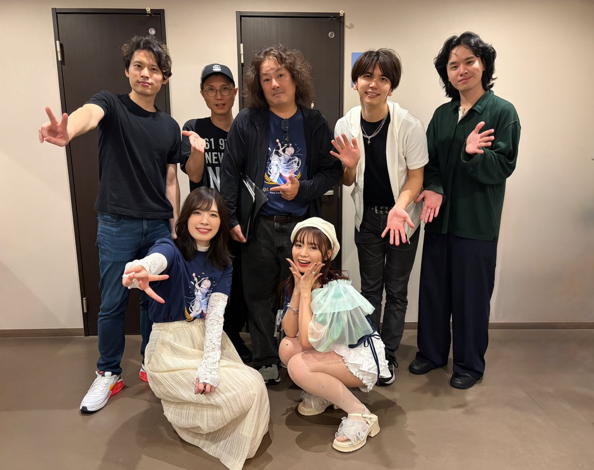 _YURiKA29_'s tweet photo. #KSL2026 

バンドメンバーのみなさん
素晴らしい演奏ありがとうございました！
そして本当にお疲れさまでした、、！！

Key森藤さんは「夜奏花」音源のレコーディングも担当されています！

実は、「1番をまるっとフリーで歌って、
2番のアニメ映像に繋げよう」というのは当日のアイデア。
クリックもなし、豊洲PITの広い空間で
森藤さんとお届けできました。

アニメも経て、サマポケとサマポケを愛するみなさんと共に歩んできた8年間が
昨日のステージに続いていた気がします。

もちろん「青き此方」への思いも同じ。
識ちゃんの為にもっと歌っていきたいですし🍙
動く識ちゃんが沢山見たい！！（大声）

写真はゆい子さんも一緒に🌾♡

▼Band member
Key森藤晶司
Dr今井義頼
Gt大橋英之・森本隆寛
Ba鳴瀨貴喜