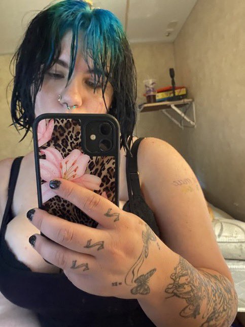 urfavryderyns's tweet photo. blue la da dee da https://t.co/FdGhmNTVxc