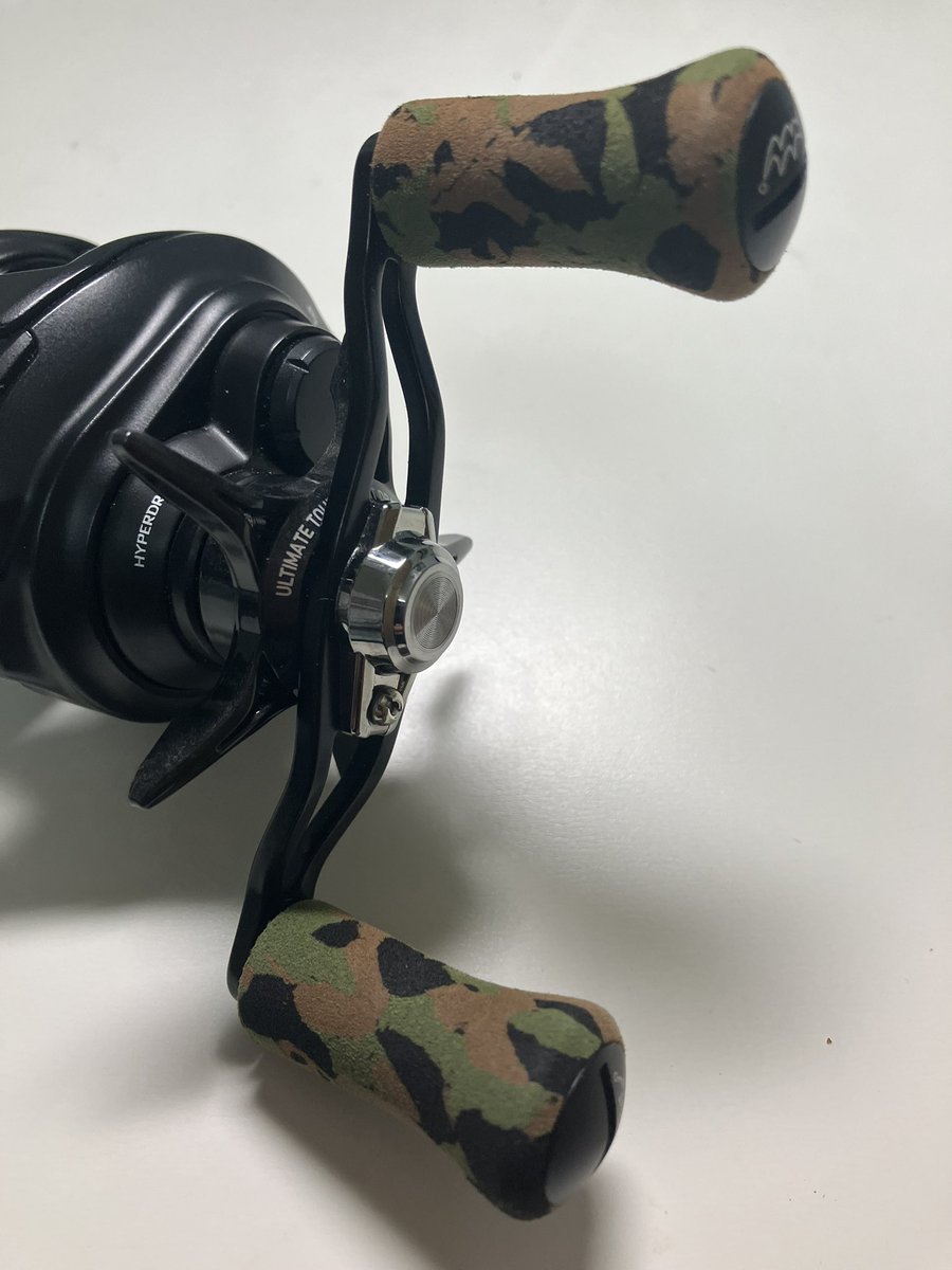 hacchoka's tweet photo. 左ハンドルでのジャーキングを練習中なんですが、ダイワさんの純正ノブでしっくりこなかったのでふと思い付きでミブロさんの3Cハンドルに交換。
今までのやりにくさが嘘みたいに解消。
一定速のリトリーブもやりやすくなって改めて良さがわかりました。同じカラーを追加購入。#mibro  #3Cハンドル https://t.co/urkKr9tyTe